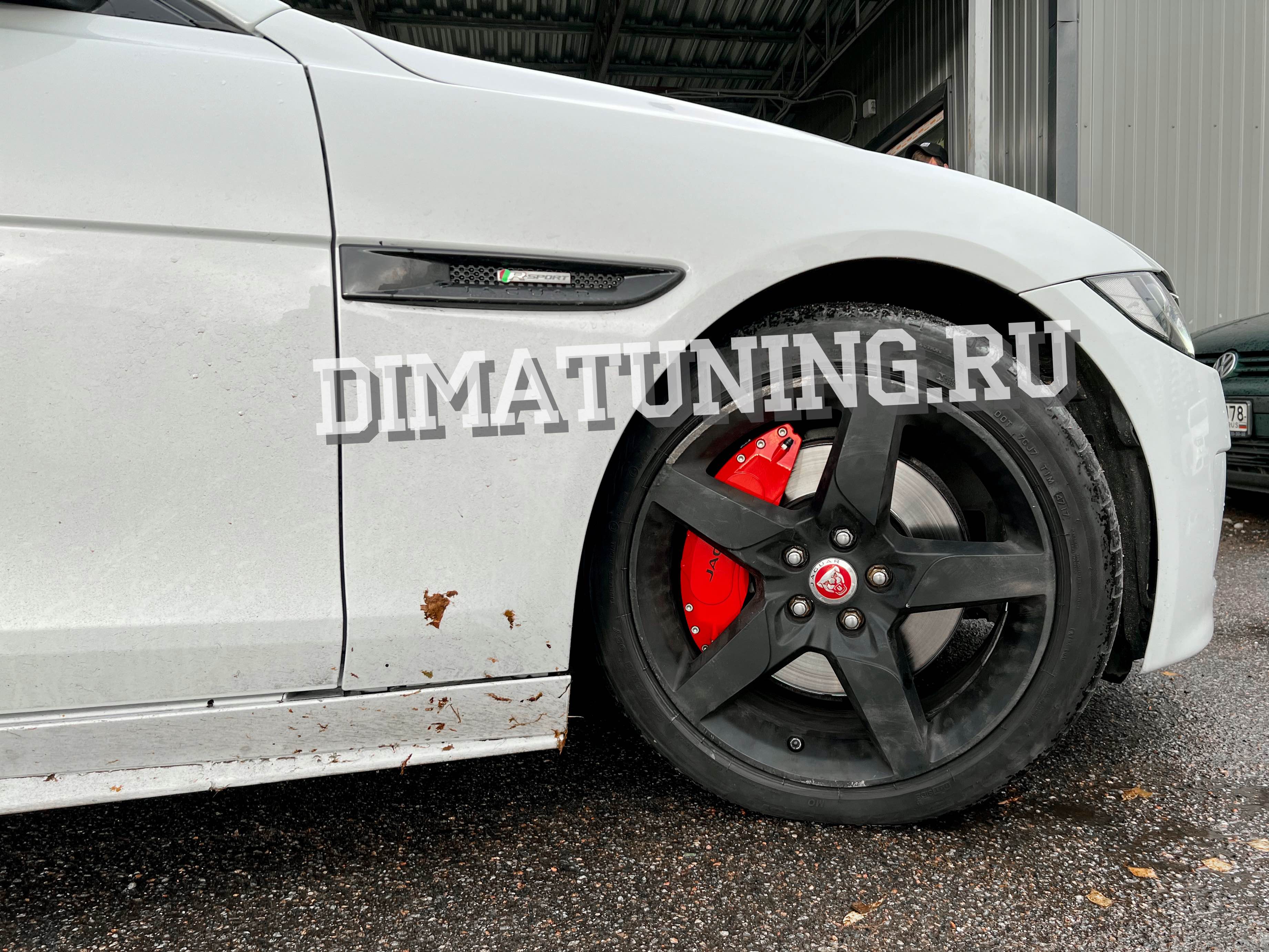 Накладки на суппорта Ягуар XE алюминиевые красные. Спортивные тормоза Jaguar R-Sport