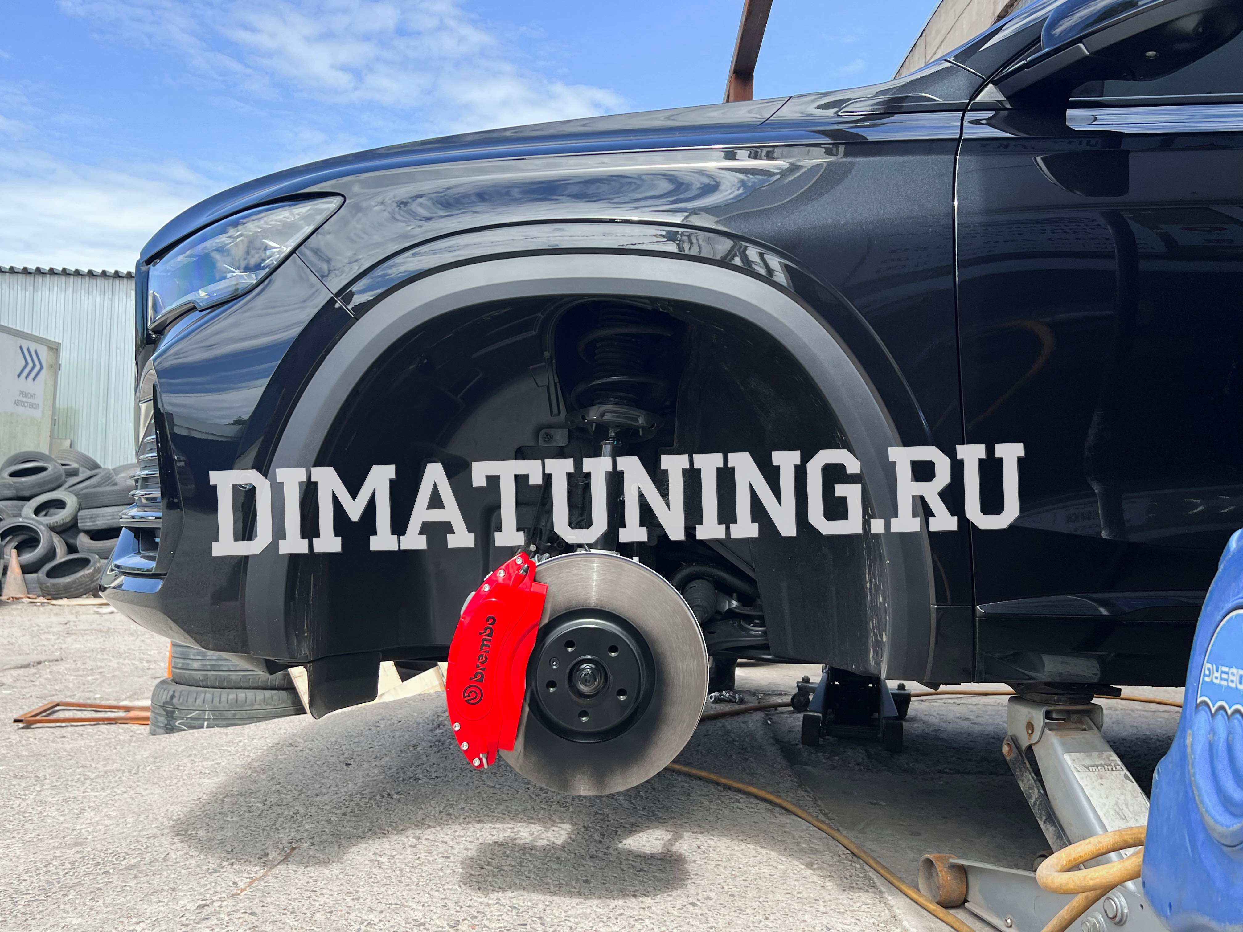 Декоративные накладки на суппорта Geely Monjaro в стиле Brembo