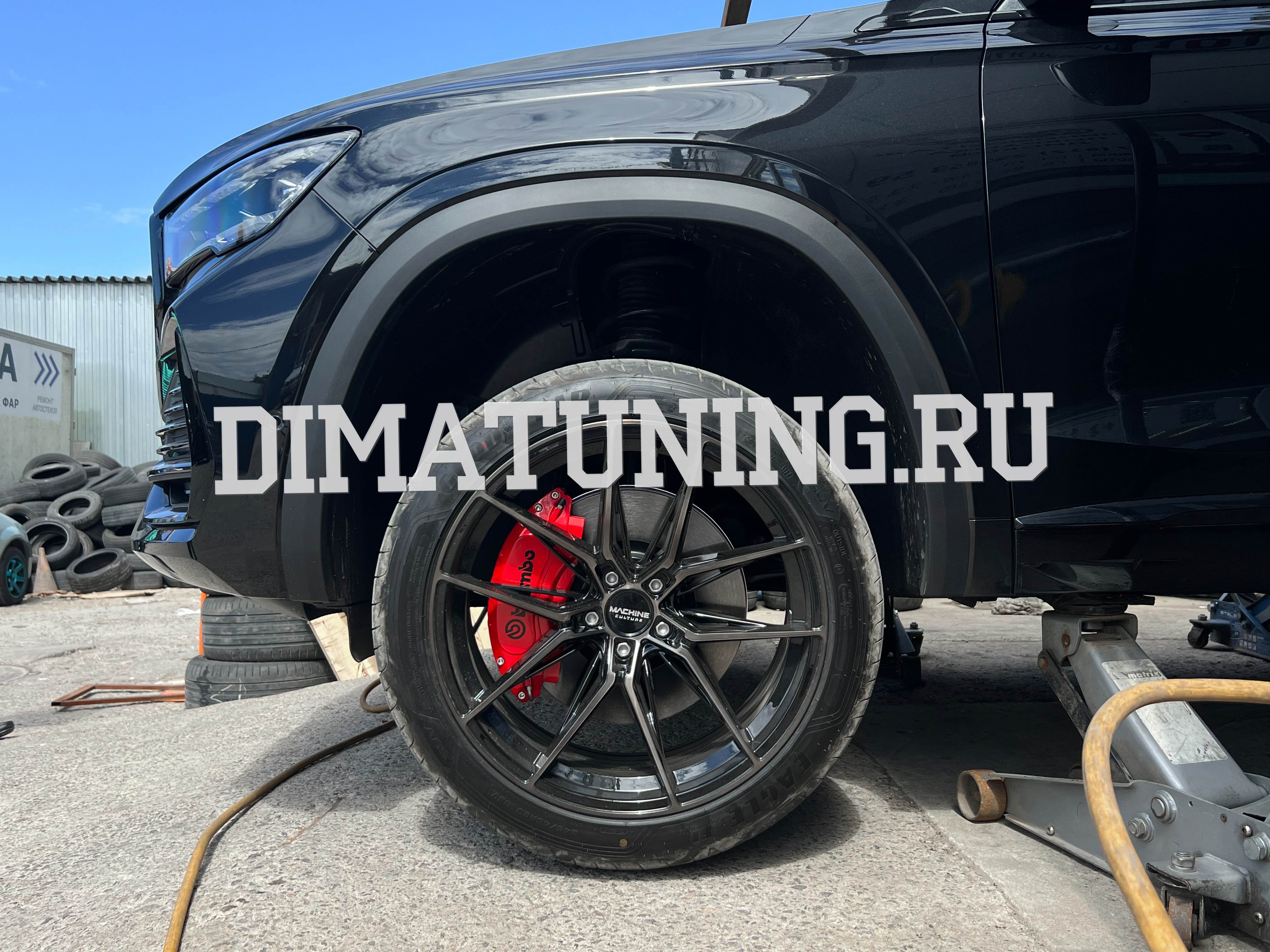 Декоративные красные накладки на суппорта Brembo для Geely Monjaro. Купить