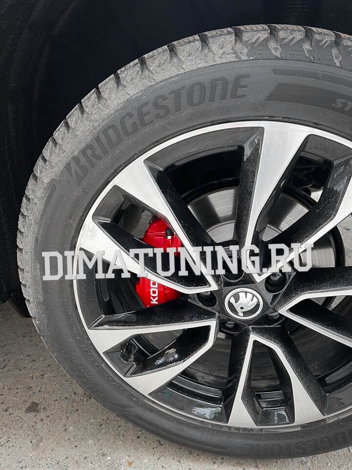 Алюминиевые накладки на суппорта Skoda Kodiaq в стиле Brembo. Красные