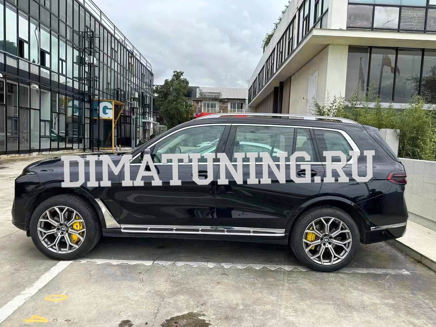 Накладки на тормозные суппорта БМВ X7 G07. Цвет жёлтый